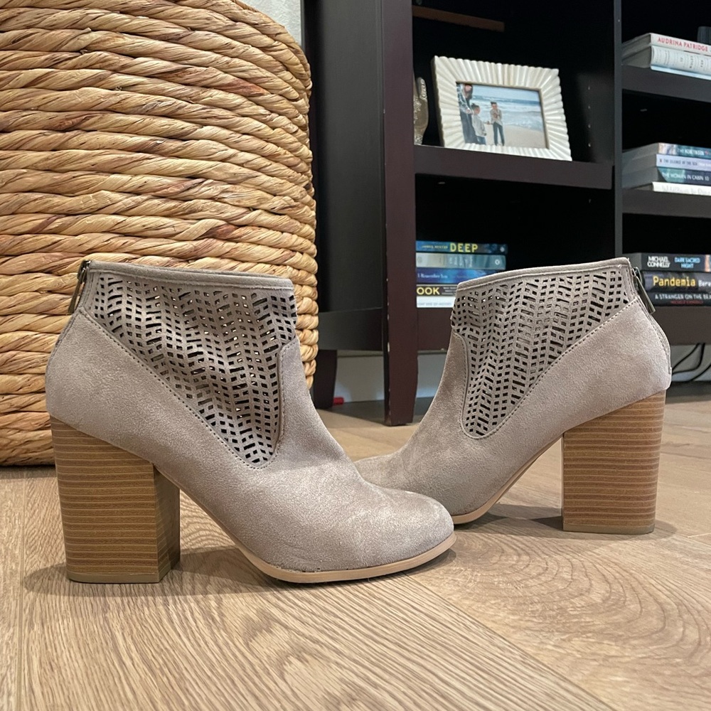 🌆✨ City Classified Taupe Bootie - 9 1/2 ✨🌆